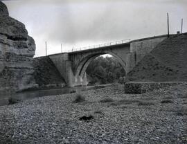 Puente de hormigón Henares I sobre el río Sorbe, situado en el km 80,829 de la línea de Madrid a ...