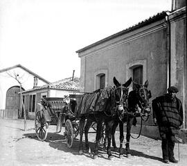 Carruaje tirado por dos mulas en la estación de Tarancón de la línea de Aranjuez a Cuenca