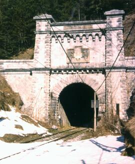 Túnel Internacional de Somport, situado en el km 25,164 de la línea de Jaca a Canfranc, entre los...