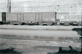 Vagón de Vagones Frigoríficos S.A., junto a otros vagones, en la estación de Madrid - Príncipe Pío