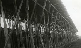 Vista oblicua de la marquesina en construcción situada en el andén 3º de la estación lucense de M...