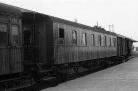 Coche de viajeros de 3ª clase C hv 2949 de RENFE, formando parte de una composición detenida en l...