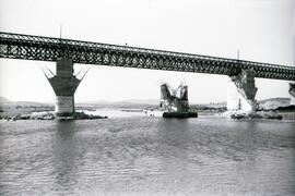 Sustitución del antiguo puente metálico sobre el río Guadiana. Línea de Mérida a Los Rosales (Sev...