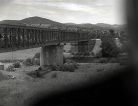 Puente metálico de dos tramos y 60 m de luz, con vigas tipo Linville, y situado en el km 238,727 ...