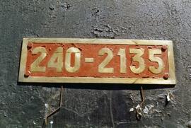 Placa de matriculación de la locomotora de vapor 240 - 2135 de RENFE, ex MZA de la serie 1100