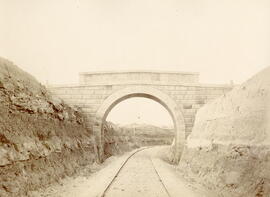Paso superior para el camino del Mas del Prior en el km 87 de la línea de Samper a Reus
