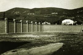 Muro de cierre del depósito de tracción eléctrica de Oviedo en la línea de León a Gijón