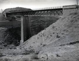 Viaducto metálico de 2 tramos y 82 m, con vigas en cruz de San Andrés, denominado "Desgarrad...