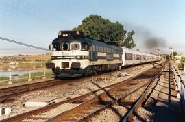 Tren Talgo Pendular Vírgen de Covadonga remolcado por locomotora diésel 354.001 a su paso por Alj...