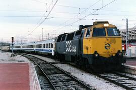 Locomotora diésel - eléctrica 333 - 034 de RENFE, fabricada por MACOSA y pintada en amarillo y gr...