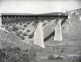 Viaducto metálico de 3 tramos y 132 m, con vigas en cruz de San Andrés, situado en el km 36,673 d...