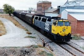 Locomotora diésel - eléctrica 333 - 020 de RENFE, fabricada por MACOSA y pintada en  amarillo y g...