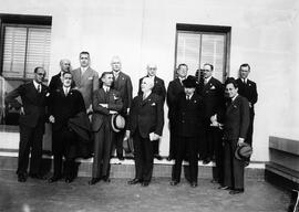 Posado de algunos de los asistentes masculinos al XI Congreso Internacional de Ferrocarriles, cel...