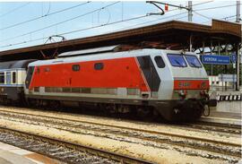 Composición de viajeros remolcada por la locomotora eléctrica E 444 R - 050 de Ferrovie dello Sta...