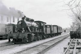 Composición de viajeros remolcada por la locomotora de vapor 140 - 2067, ex nº 4119 (serie RENFE ...