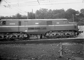 Locomotora eléctrica 277 - 001 de RENFE, ex 7701, detenida en la estación y depósito de máquinas ...