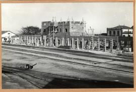 Vista del lado de las vías la construcción del nuevo edificio de viajeros de la estación de Fuent...