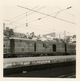 Furgón de equipajes de la serie DD 323 de RENFE aparcado probablemente en la estación de Madrid-P...