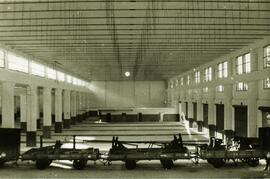 Interior de la nave de reparación limitada del depósito de tracción eléctrica de León, en la líne...