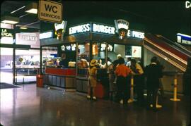 Hamburguesería en el vestíbulo de la estación de Madrid - Chamartín