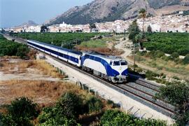 Locomotora diésel - eléctrica 333 - 077 de RENFE, fabricada por MACOSA y pintada en  blanco y azu...