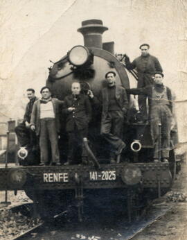 Personal ferroviario posando sobre la locomotora de vapor tipo Mikado 141 - 2025 (serie 141 - 200...