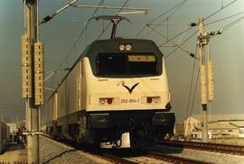 Locomotora eléctrica 252 - 004 - 7 de RENFE, circulando por la línea Madrid - Sevilla, a la altur...