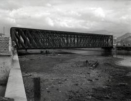 Puente metálico de un tramo y 74 m sobre el río Guadalmedina, con vigas tipo Linville, y situado ...