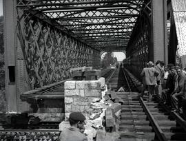 Sustitución del antiguo puente metálico sobre el río Duero, en las proximidades del km 237,514 de...
