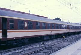 Coche de viajeros metálico de 1ª clase AA 8051 de la serie AA 8001 a 8121 de RENFE, con decoració...