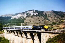 Locomotora diésel - eléctrica 333 - 077 de RENFE, fabricada por MACOSA y pintada en  amarillo y g...