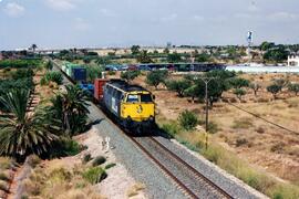 Locomotora diésel - eléctrica 333 - 029 de RENFE, fabricada por MACOSA y pintada en  amarillo y g...