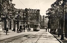 Vista de la calle de Hurtado de Amézaga de Bilbao, y de un tranvía