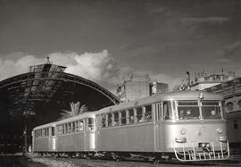 Automotor térmico diésel Ferrobús de la serie 591 de RENFE saliendo de la estación de Valencia - ...