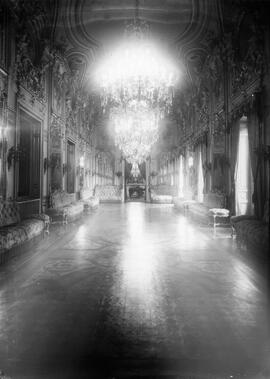 Salón de baile del Palacio de Fernán Núñez, antigua sede del Consejo de Administración de RENFE. ...