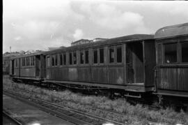 Coches de viajeros del Ferrocarril del Cantábrico en la estación de Santander