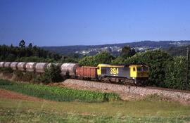 Composición de mercancías en la línea de Monforte a La Coruña, formada por la locomotora diésel -...