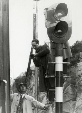 Trabajos de prueba de tensión en la señal avanzada de La Coruña realizados por tres operarios