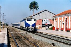 Locomotora diésel - eléctrica 333 - 035 de RENFE, fabricadas por MACOSA y pintada en  blanco y az...