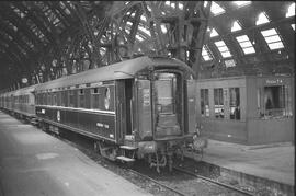 Coche restaurante WR 4067 de la Compañía Wagons Lits formando parte de una composición detenida e...