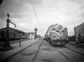 Locomotora eléctrica 277 - 006 de RENFE, ex 7706, detenida en la estación de Reinosa del tramo el...