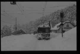 Automotor eléctrico de la serie 442 de RENFE en la estación de Puerto de Navacerrada con nieve de...