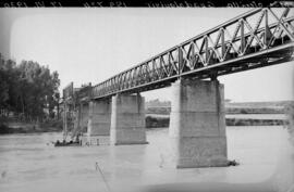 Puente sobre el Guadalquivir en el km 199,724 de la línea de Mérida a Sevilla, entre los términos...