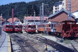 Automotores eléctricos RENFE de la serie 442 y máquina quitanieves diésel de la serie 300 del Fer...