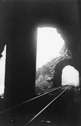 Túnel excavado en roca del Ferrocarril Vasco-Asturiano