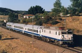 Tren diurno Río Aragón (Jaca-Logroño-Madrid Chamartín) en las proximidades de Sigüenza