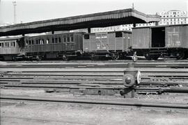 Coches y vagones en la estación de Madrid - Atocha