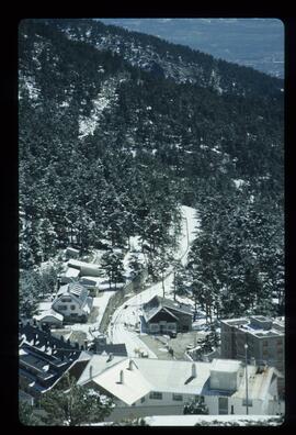 Vista desde arriba de la estación nevada