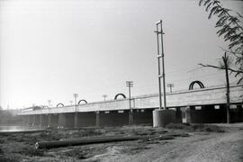 Sustitución del antiguo puente metálico sobre el río Guadiana. Línea de Mérida a Los Rosales (Sev...