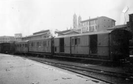 Composición de tren de viajeros en la estación de León del Ferrocarril de La Robla